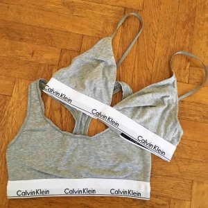  - Två äkta calvin Klein toppar i storlek M, bra skick behövs bara strykas! :) 