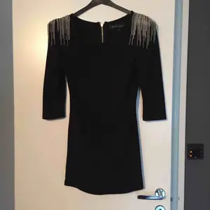 Super snygg klänning från Bik bok, designer kollektion! Använd endast 1gång.. slimmad kort klänning som sticker ut !