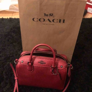  - Liten coach väska köpt i år i USA för $250. Knappt använd så i nyskick.
