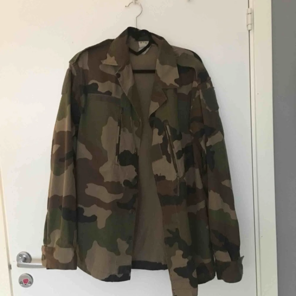 Militär / camouflage jacka i storlek S. 150 kr inklusive frakt, skickas inom ett dygn :) . Jackor.