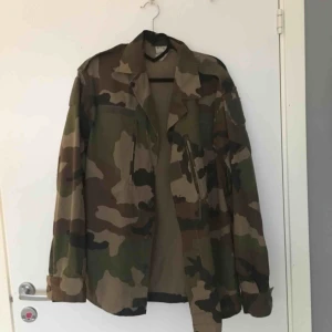  - Militär / camouflage jacka i storlek S. 150 kr inklusive frakt, skickas inom ett dygn :) 
