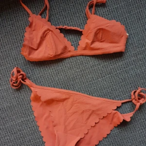  - Bikini från H&M . Storlek överdel 36, underdel 38. Använd endast 1 gång.