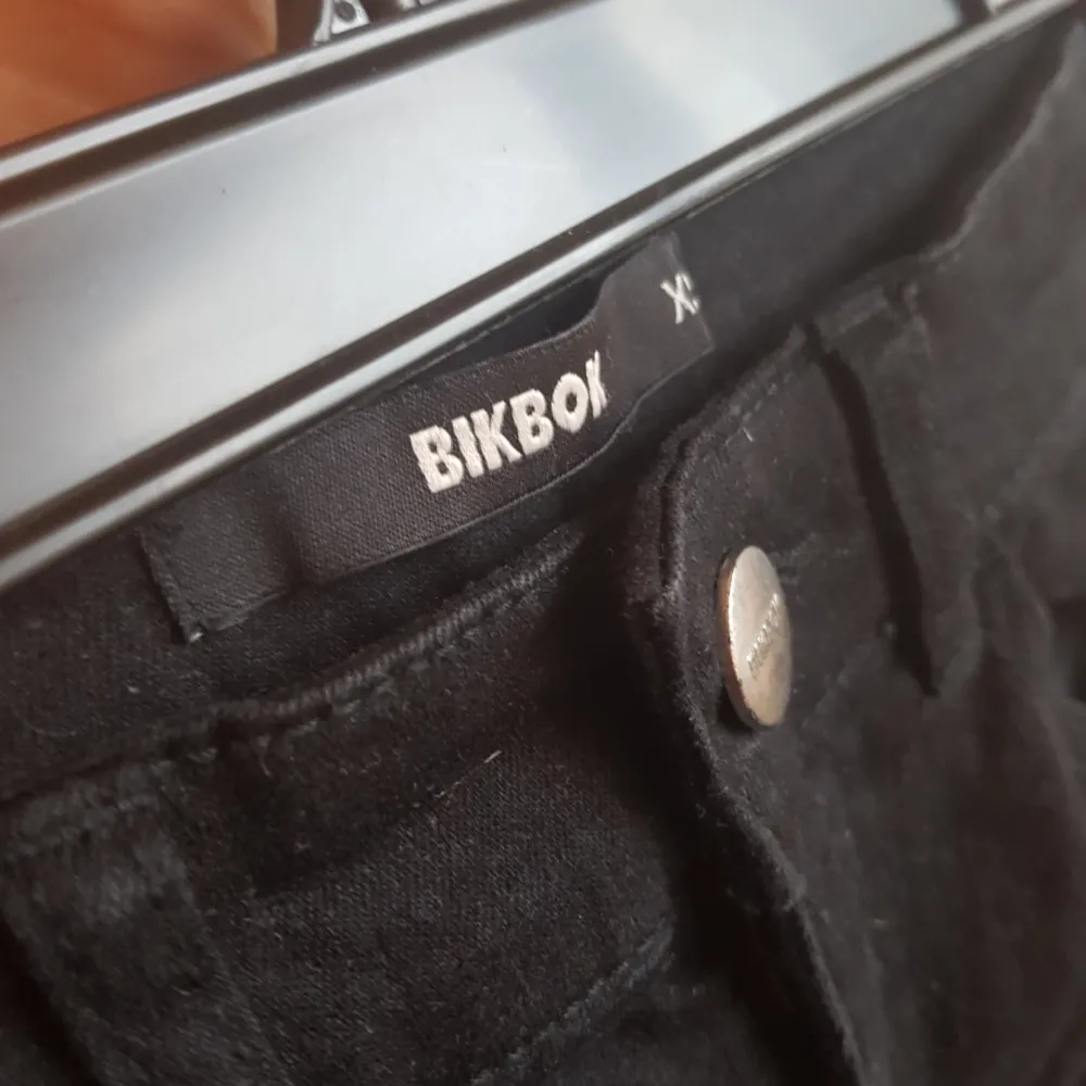 Helt oanvänd midjehöga jenas från bikbok, jättefina, men för små för mig . Jeans & Byxor.