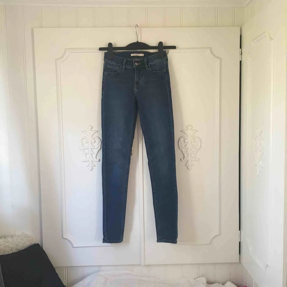 Perfekta färgen på tighta jeans från Levi’s nu till hösten! W25 & L28, motsvarar ca en XS och de är perfekt längd för mig som är 163 cm. Materialet är jättestretchigt och rumpan ser så smickrande ut i dom här! Kan mötas upp i sthlm, frakt står köparen för. Jeans & Byxor.