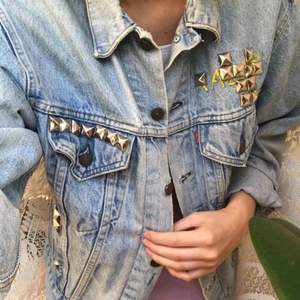 Vintage Levis jeansjacka med MTV-tryck på ryggen! Unik. Pris går att diskutera. Köparen står för frakten 💓🍒