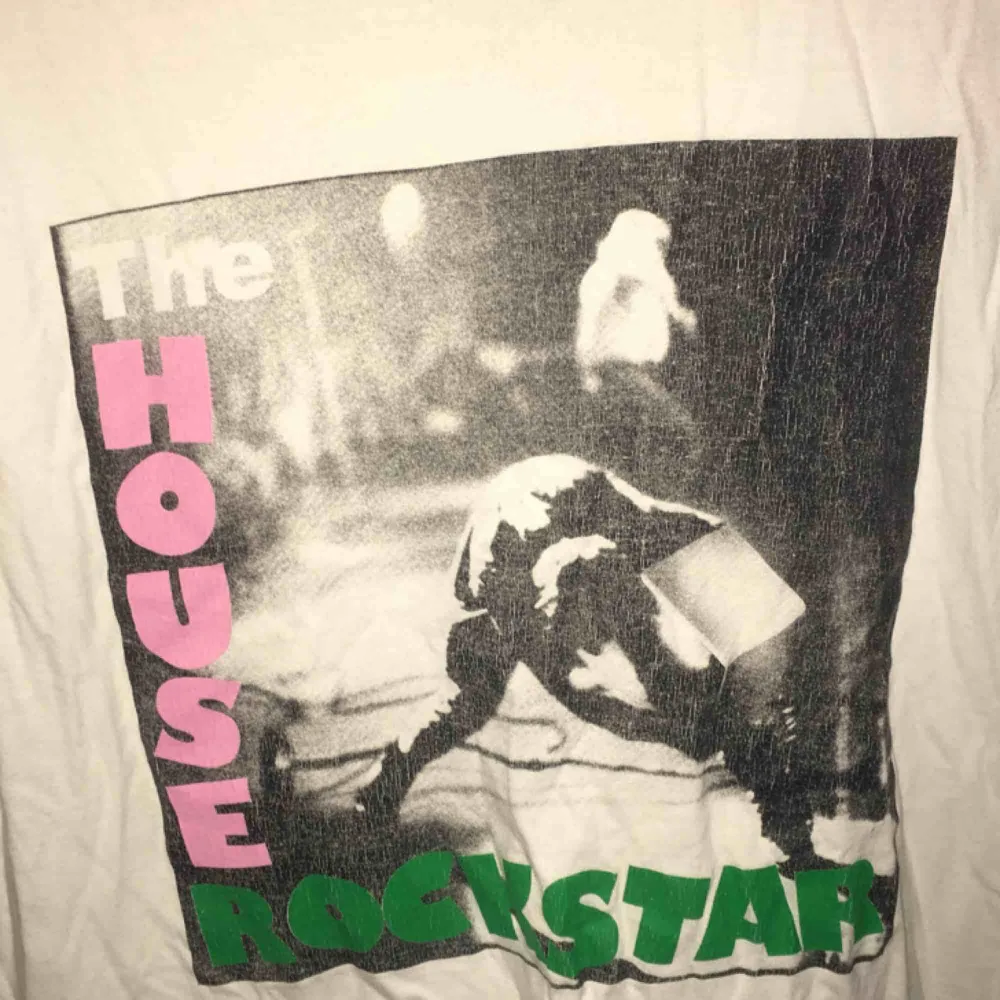 The Clash inspirerad vintage tröja. Har några hål på framsidan (se sista bilden) men ger en cool vintage look. Köpare betalar frakt . T-shirts.