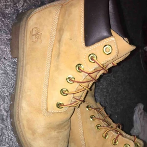  - Säljer mina timberlands, använda ca 1 höst. Förra året, nypris 2000kr. Pris kan diskuteras vid snabb affär