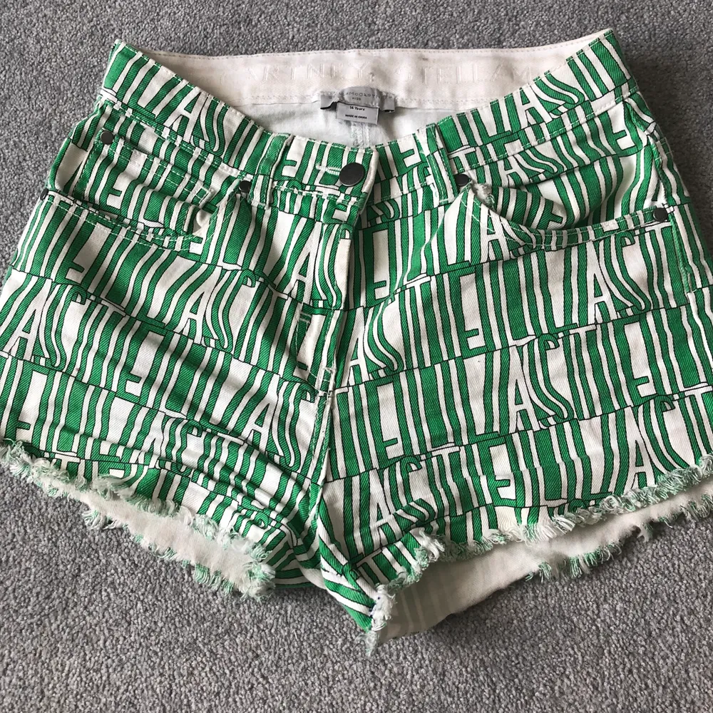 Säljer dessa skitsnygga gröna/vita shorts från Stella McCartney. Säljer dom då dom är lite för korta för mig och jag är 1,67 men dom passar perfekt. Det finns band på insidan om man skulle vilja justera passformen. Orginalpris: 610 kr💜💜. Shorts.