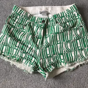 Säljer dessa skitsnygga gröna/vita shorts från Stella McCartney. Säljer dom då dom är lite för korta för mig och jag är 1,67 men dom passar perfekt. Det finns band på insidan om man skulle vilja justera passformen. Orginalpris: 610 kr💜💜