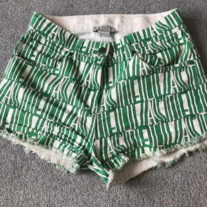 Stella McCartney Girls Green Denim Short - Säljer dessa skitsnygga gröna/vita shorts från Stella McCartney. Säljer dom då dom är lite för korta för mig och jag är 1,67 men dom passar perfekt. Det finns band på insidan om man skulle vilja justera passformen. Orginalpris: 610 kr💜💜