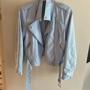 Blå skinnjacka - BabyBlå fejk skinnjacka. Storlek M, aldrig använd 