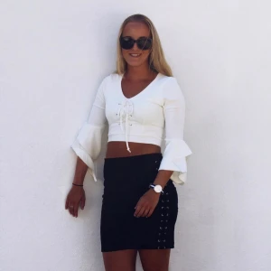 Vit topp  - Vit croppad topp i tight passform, passar en S eller liten M💗 100kr ink frakt 