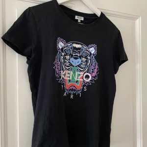 Kenzo t-shirt - Kenzo t-shirt i storlek M men passar mig bra som egentligen har S.
