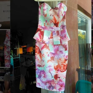 Lipsy klänning - Superfin klänning från Lipsy köpt i Dubai, aldrig använd! Knälång figursydd, axelband medföljer. Nypris 950:- 