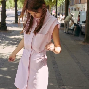 Zara poplin dress with gathered detail  - Köpte den från Zara för 1 vecka sen men insåg att jag inte kommer ha användning av den:( Aldrig använd alltså. 