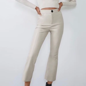 Beiga skinnbyxor - ( första bilden är lånad )Beiga skinnbyxor ifrån zara. Använd ett fåtal gånger så bra skick! Köparen står för frakten🤍🤍