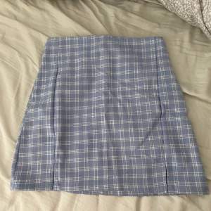 Fin kjol från shein i storlek 25. Aldrig använd och gratis frakt
