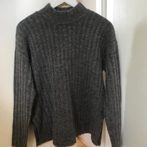 Grå, stickad tröja  - En superfin grå, stickad tröja i fin kvalitet. Den är så gott som ny💫💫  köparen står för frakt💕