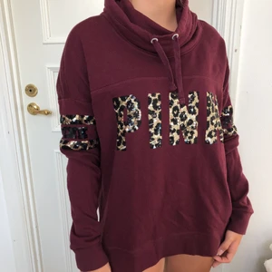 Kofta från PINK - Cool Vinröd Kofta med leopardmönstrade detaljer från PINK. Den är välanvänd men förutom att den är lite nopprig så är den i väldigt bra skick. Priser går att diskutera. Frakt tillkommer. Hör av er vid frågor eller om ni vill ha fler bilder.