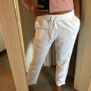 Vita linnebyxor  - Vita linnebyxor ifrån Hm. Säljer pga för stora och inte använda. Vädligt bra skick och precis som nya. Frakt tillkommer. Skulle säga att dom är som Medium / Large beroende på hur stora man vill att de ska sitta på. 