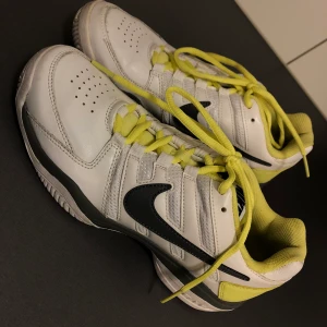 NikeAir Vapor - Säljer mina Nike Air Vapor Vit, Svart, fick som present och hade på mig bara 2gånger..