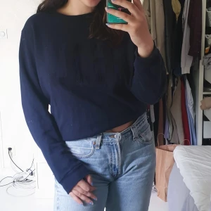 Sweater - Ett skön tjocktröja som sitter snyggt overzised. Tröjan är i bra skick. Mötas upp beroende på vart. 