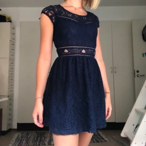 Spetsklänning - Marinblå klänning med spets och fina mönster. Dragkedja på ryggen. Från divided på hm. Storlek 34. Köparen betalar frakt❤️