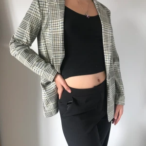 Rutig Kavaj - Stilren kavaj som funkar både vår, sommar och höst. Använd fåtal gånger. Lite figursydd. Stl 38 men passar även mindre storlekar. Kunden betalar frakt.