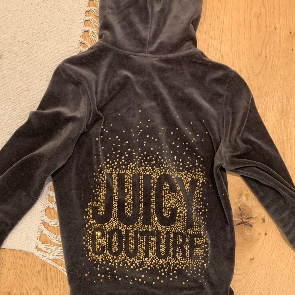 Tracksuit från juicy couture i velour! Köpt i new york 2018!!  Bra skick och sitter sååå bra, säljer då den inte kommer till användning :) ( säljs som set ) . Hoodies.