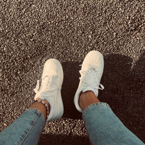 Air force 1 - INTRESSE koll på mina air force 1. Använda en del men fint skick. Sjukt snygga och sköna storlek 39. Hel vita BUDA PRIVAT TILL MIG BUDGIVNINGEN AVSLUTAS PÅ FREDAG kl 18 bud just nu : 620kr