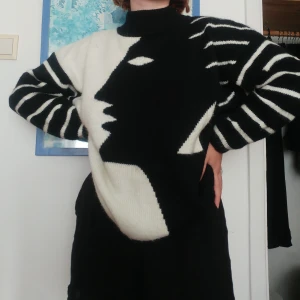 Stickad tröja - Skitcool och mysig stickad tröja, lite stickig så därav säljer jag den men perfekt att ha något under till hösten/vintern. (Kan även has bara sådär, inte så stickig)