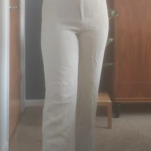 Kostymbyxor - Sköna och tunna beiga kostymbyxor, står storlek 14 men dock lite små i storleken så ungefär storlek 10/Medium