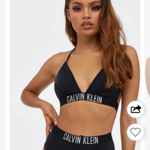 Calvin Klein Bikinitopp Stl s - Svart bikinitopp från Nelly. Använd några fåtal gånger. Fint skick! Ge gärna bud! Ordinarie pris 549kr
