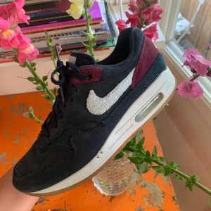 Nike air Max 1  - Säljer mina air max 1 då jag knappt använt dom, supersnygga & bekväma. Slutsålda överallt!           Stl 41  ⭐️  använda 2 gånger, så dom är som nya! 
