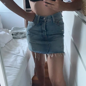 Levis jeans kjol  - Blå jeans kjol från Levis, köpt för 3 år sedan men knappt använd då den inte sitter så bra på mig. Kostade ungefär 800 ny