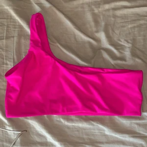Fin bikini överdel - Säljer denna fina bikini överdelen ifrån shein. Nypris 69. Mitt pris-40. Aldrig använd