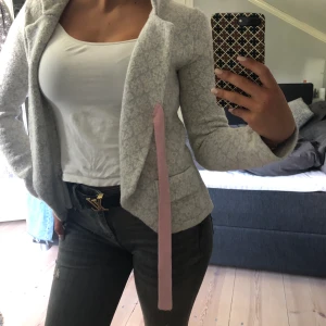 Odd Molly kofta - Grå odd Molly kofta med rosa detaljer, går ej att köpa längre, nypris: 1100, vill bara bli av med den🥵, FRAKT INGÅR I PRISET, kontakta för fler bilder, buda gärna