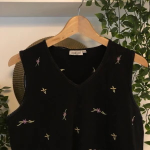 Linne med broderade blommor  - Super gulligt linne me tjocka ”band” och broderade blommor på. Vet tyvärr inte märket då d är inhandlad på second hand. Säljer då det inte kommer till användning längre🥰