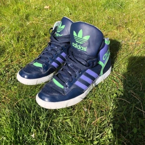 Adidas skor - Säljer ett par adidas skor i storleken 39 1/3 för att dom är försmå för mig. Dom är andvända två gånger och är som nya. Frakten ingår i priset💕