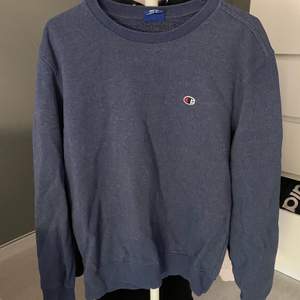 Mörkblå Champion hoodie, använt skick men inget fel på den. Storlek S, köpt på stadium för några månader sen. 170kr inklusive frakten🤍