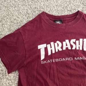Thrasher t-shirt - 🛍Vinröd t-shirt från Thrasher. Frakt tillkommer. Hör av dig om du har frågor<3