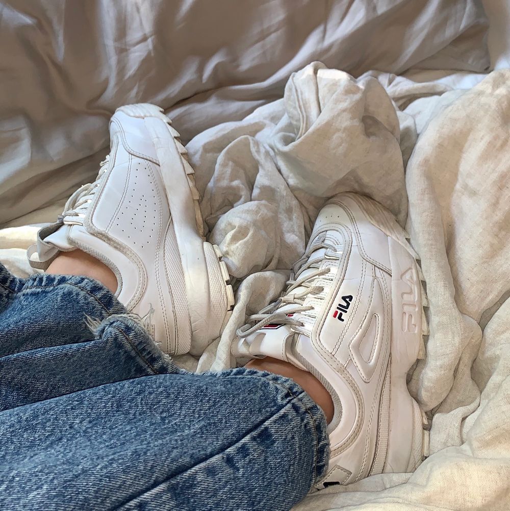 Hej!Jag planerar att sälja mina fila skor vid bra bud!Nypris ligger på 1100kr, startbud på 300!🥰🥰 Dom är super fräscha och märks knappt att man använt dom(endast använda ett år). Dessutom är de typ vinterfodrade så jag brukar använda dom året runt!🥰frakttillkommer. Skor.