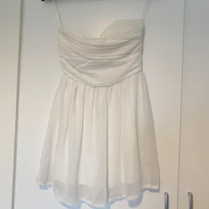Vit klänning - Säljer denna vita klänningen ifrån three little wards i storlek 10-(xs/s). Bara använd 1 gång🦋