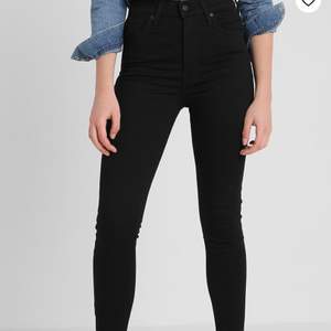 Svarta Levis jeans som är endast använda en eller två gånger men dom är för små knappt att jag får på mig dom. Därför säljer jag dom skriv för fler bilder eller frågor.⭐️