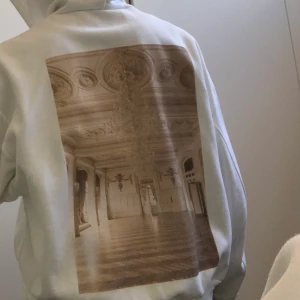 Hoodie från Zara - En vit hoodie från Zara med coolt tryck där bak. FRAKT:60kr