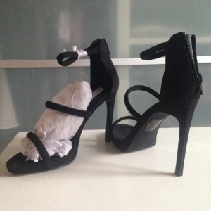  - Skor från nelly. Köpta i fel storlek. Ena skon endast testad.
Köparen betalar frakt. Swischbetalning funkar prima ✌🏻️