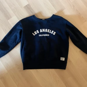 Sweatshirt  - Blå sweatshirt från h&m i storlek xs! Sällan använd och är i bra skick. 130kr + frakt