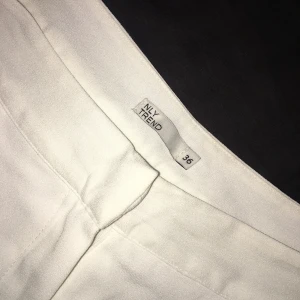 Vita kostymbyxor - Från Nelly, använda 1 gång