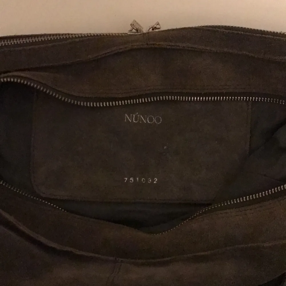 Trändig nunoo väska i färgen mörk grå💕 den är i största storleken! Original pris 1600💕. Väskor.