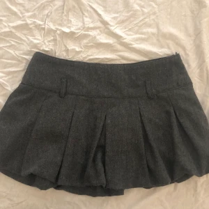 väldigt gullig kort kjol :) - Jättesöt kjol som jag funderar på att sälja, köpt second hand, har aldrig använt den själv. Inuti finns de typ nåt kladdigt men det går kanske bort i tvätten, har inte tvättat den än men såklart om nån är intresserad så kommer jag göra det och fläcken kanske går bort. Frakt ingår! :)